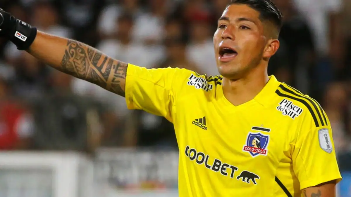 Brayan Cortés dando indicaciones jugando por Colo Colo