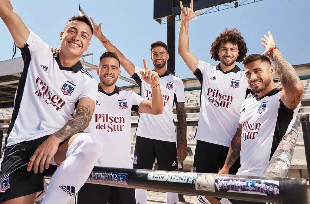 La nueva camiseta de Colo-Colo será estrenada el próximo viernes 17 de febrero.