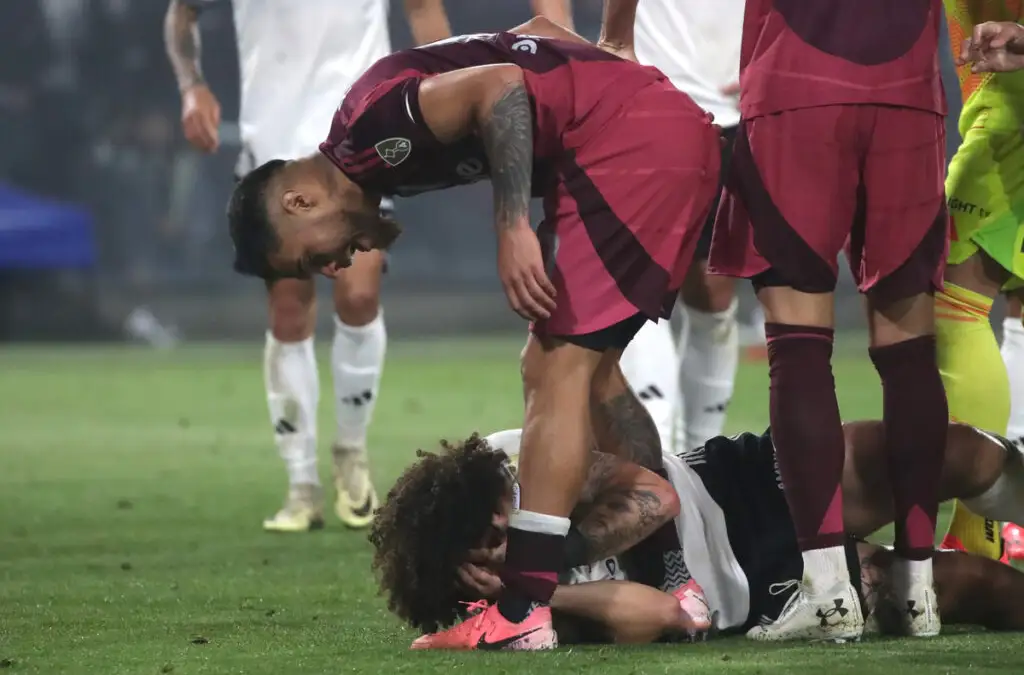 Paulo Díaz y el lamento de su expulsión en la ida ante Colo-Colo.