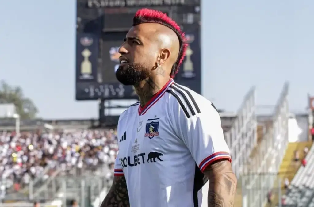 Arturo Vidal con camiseta de Colo-Colo.