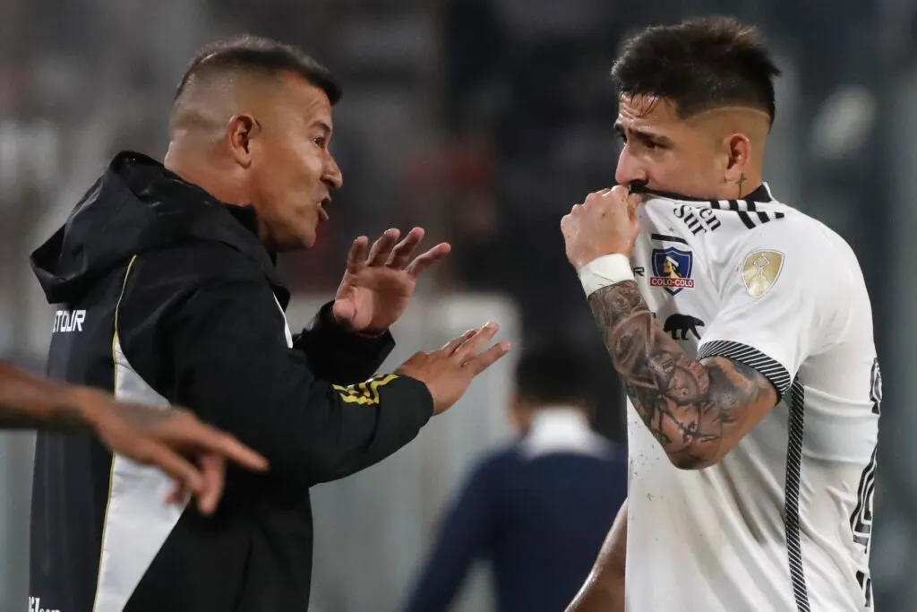 Jorge Almirón entregándole instrucciones a Guillermo Paiva.