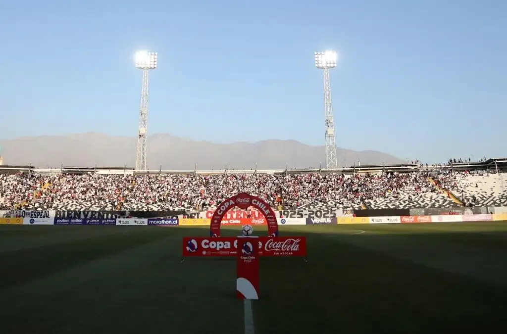 Colo-Colo busca cambiar la fecha para darle más tiempo de mejora a la cancha del Estadio Monumental.