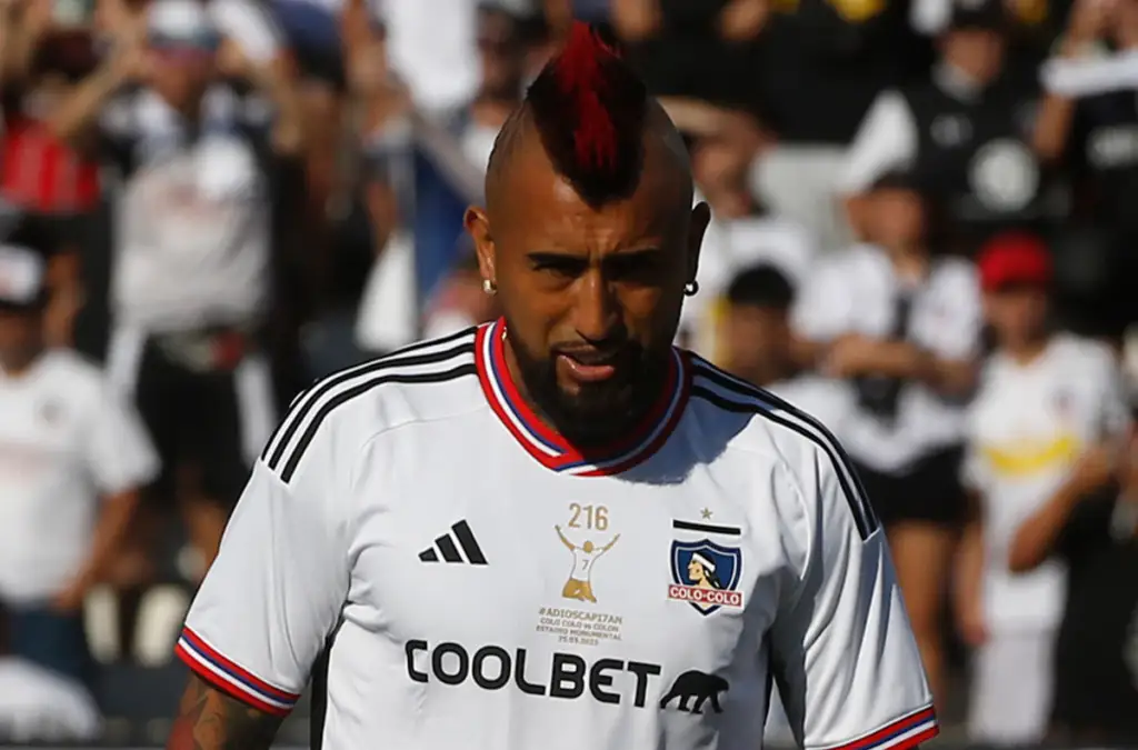 Arturo Vidal con camiseta de Colo-Colo.