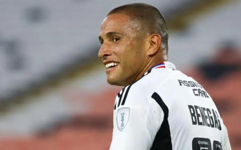 Leandro Benegas con camiseta de Colo-Colo.