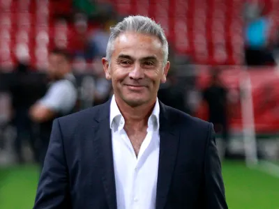 «Hoy es un fantasma»: Juvenal Olmos liquidó a emblema y titular de La Roja por su rendimiento