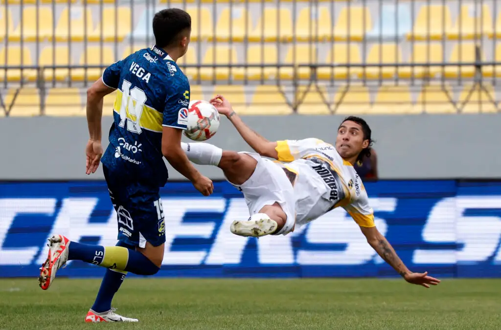 Luciano Cabral marcando un gol frente a Everton de Viña del Mar.