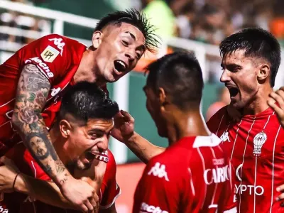«Vale mínimo 10 palos verdes»: Hinchas argentinos alucinan con jugador desechado por Colo-Colo
