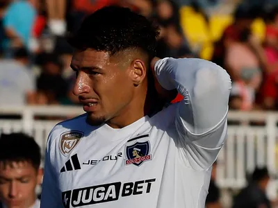 «No sé qué galones tiene para sostenerse en la titularidad»: Alan Saldivia recibe descarnadas críticas por su presente en Colo-Colo