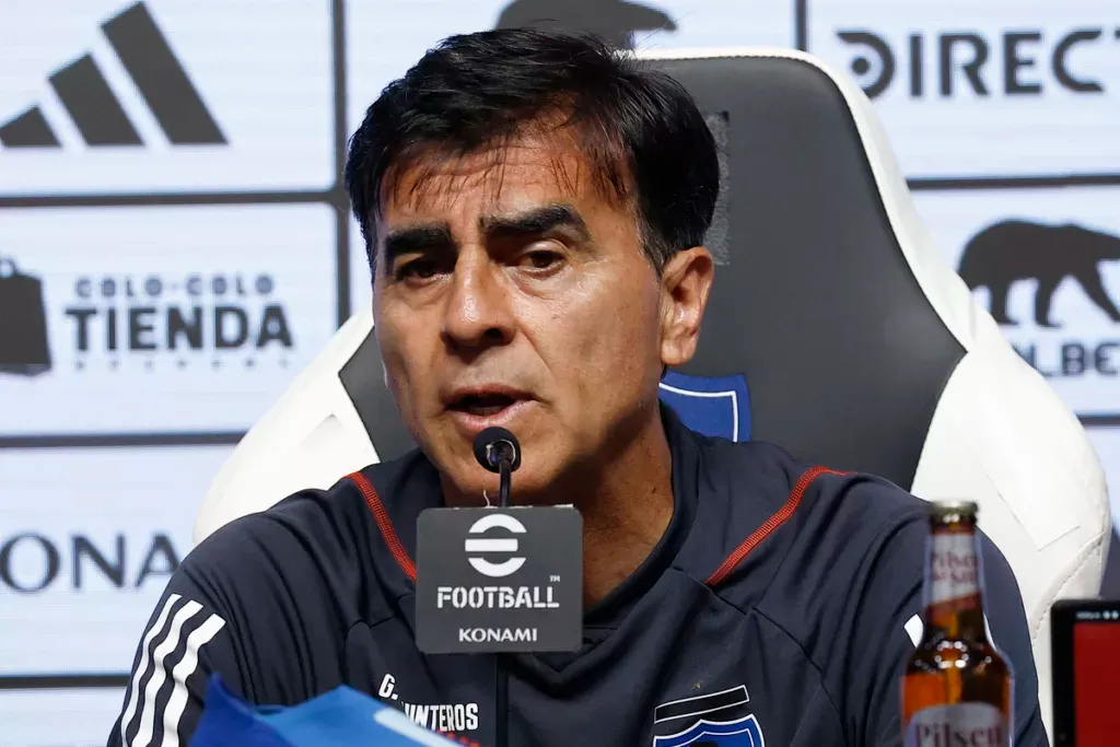 Gustavo Quinteros en conferencia de prensa.