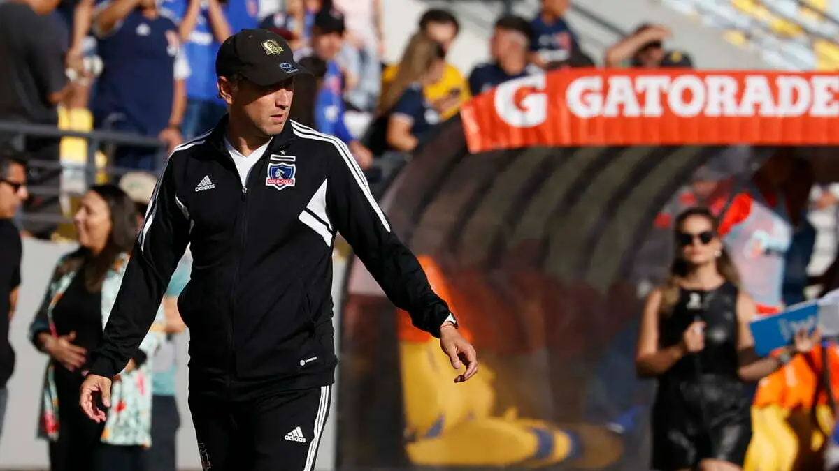 Las primeras armas de Mena como DT fueron en Colo-Colo Femenino.