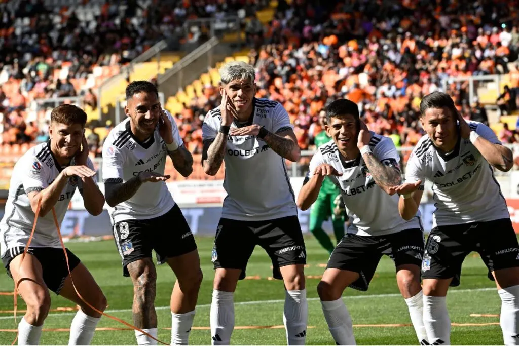 Leonardo Gil, Javier Correa, Carlos Palacios, Esteban Pavez y Óscar Opazo celebrando un gol con Colo-Colo.