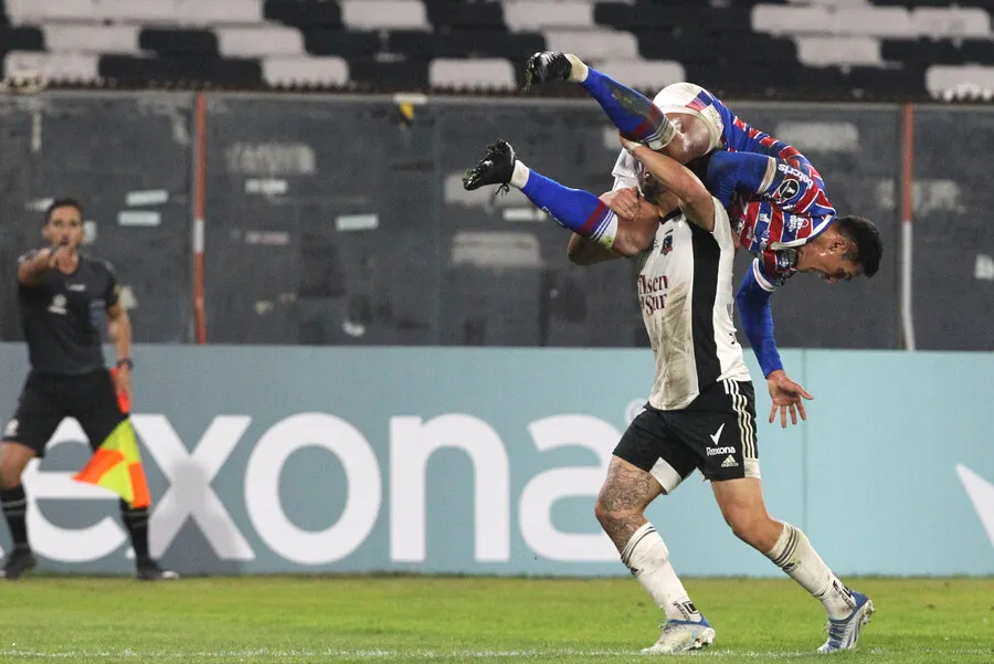 Pudo ser roja? La maniobra de lucha libre de Maxi Falcón contra un jugador  de Fortaleza – Publimetro Chile