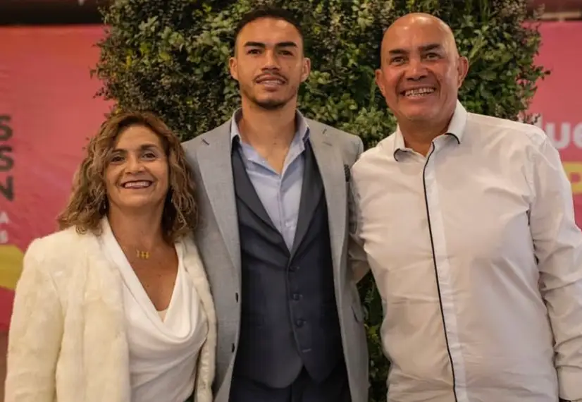 Gabriel Suazo junto a sus padres.