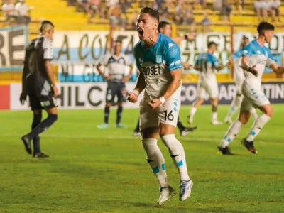Hinchas deliran con la actuación de Óscar Opazo y lo piden como titular en Racing de Avellaneda