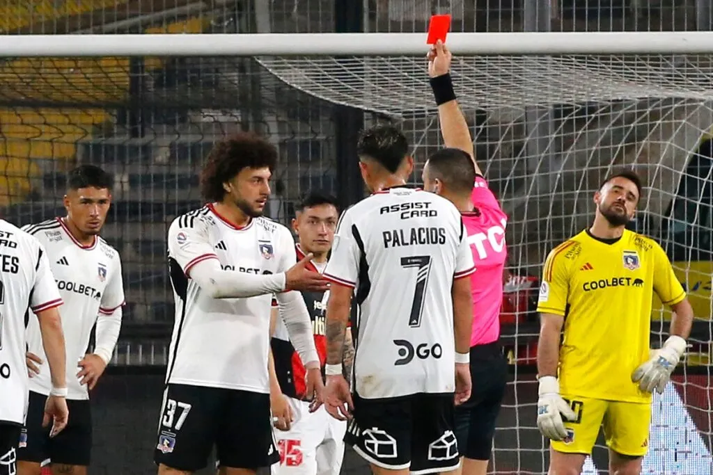 Maximiliano Falcón siendo expulsado por el juez de la derrota de Colo-Colo sobre Curicó Unido.