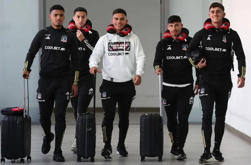 Jonathan Villagra llegando al aeropuerto de Barranquilla con el plantel de Colo-Colo.