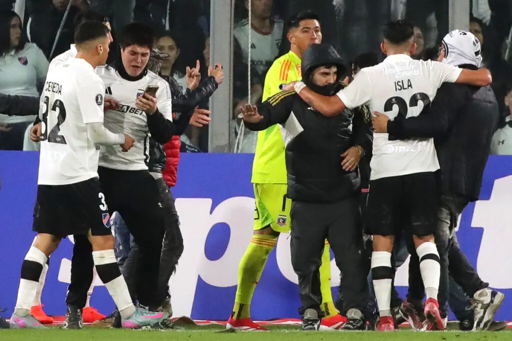 Jugadores de Colo-Colo controlando a sus hinchas tras ingresar a la cancha del Estadio Monumental.