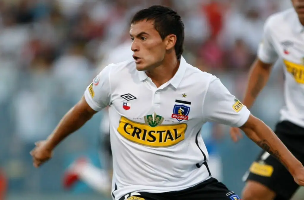 Charles Aránguiz estuvo una temporada en Colo-Colo para, posteriormente, jugar en Universidad de Chile.