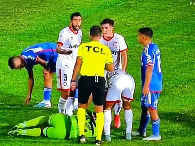 [VIDEO]: Jugador de la Universidad de Chile escondió proyectil que la barra le lanzó a Omar Carabalí