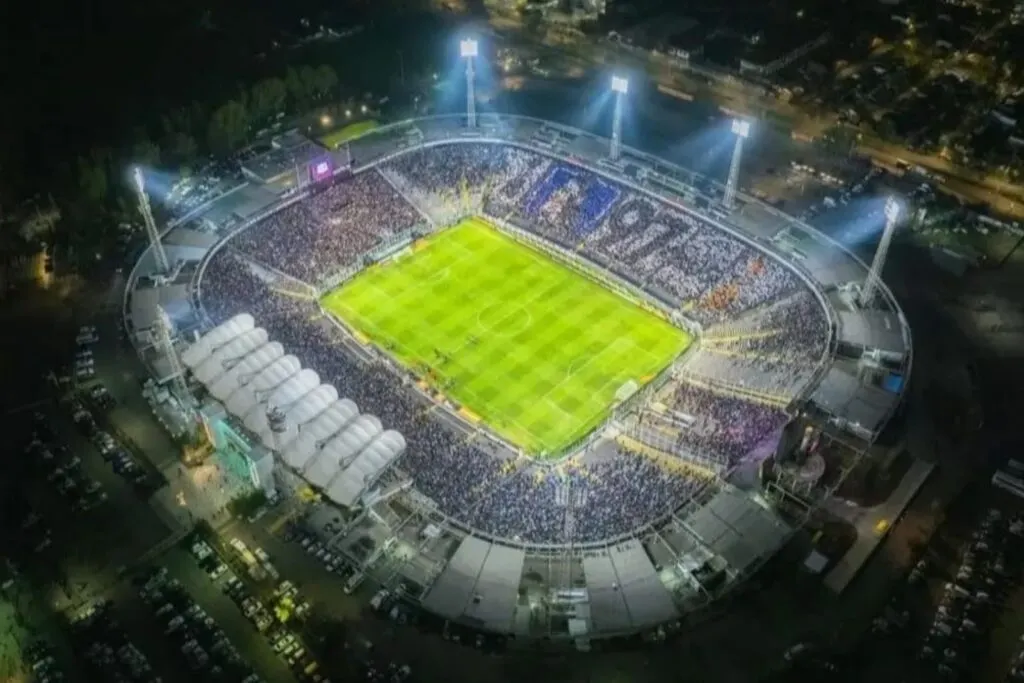 Estadio Monumental vs River Plate con bandera conmemorativa por el aniversario 97 de Colo-Colo.