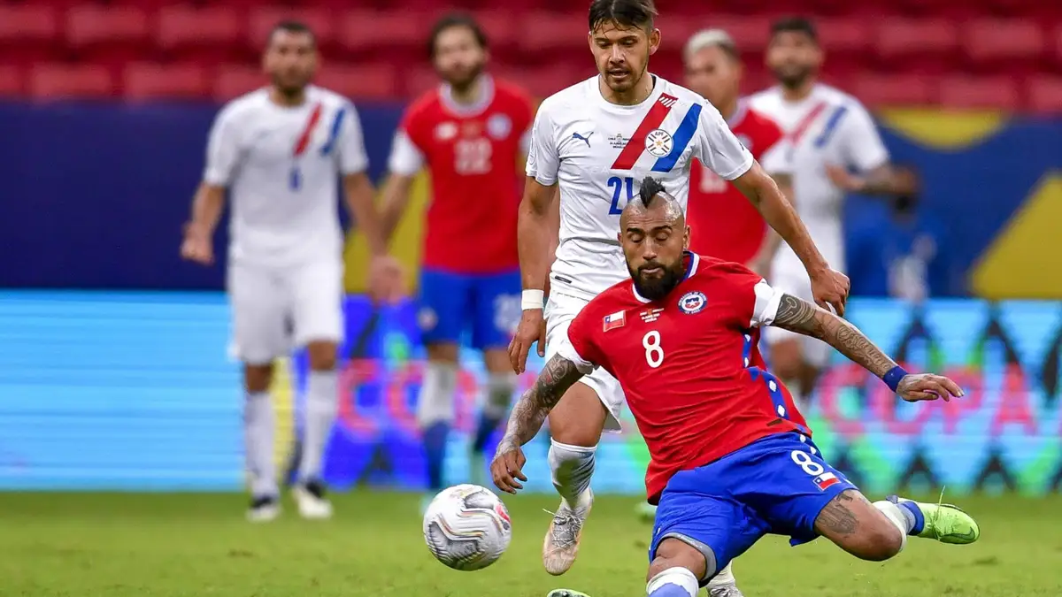 Futbol, Chile vs Paraguay. Copa America Brasil 2021. El jugador de Chile Arturo Vidal juega el balon contra Oscar Romero de Paraguay durante el partido por el grupo A de Copa America disputado en el estadio Nacional Mane Garrincha, en Brasilia, Brasil. 24/06/2021 Matthew Bonomi/AGIF/Photosport Football, Chile vs Paraguay. Brazil Copa America Championship 2021. Chile ‘s player Arturo Vidal, left,play the ball against Paraguay Oscar Romero during the match of Copa America Championship at Nacional Mane Garrincha stadium in Brasilia, Brazil. 24/06/2021 Matthew Bonomi/AGIF/Photosport