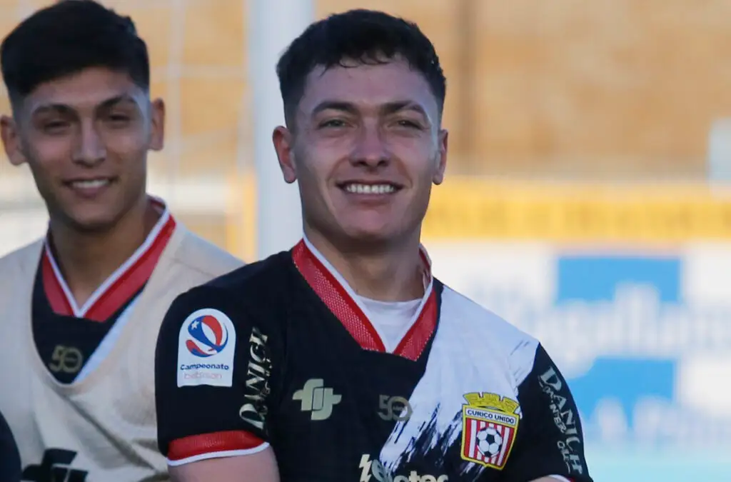 Cristián Zavala con la camiseta de Curicó Unido.