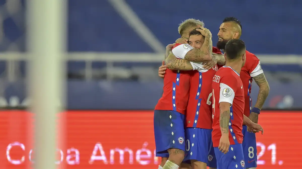 Futbol, Argentina vs Chile. Copa America Brasil 2021. Los jugadores de la seleccion chilena celebran su gol contra Argentina durante el partido del grupo A de la Copa America disputado en el estadio Nilton Santos de Rio de Janeiro, Brasil. 14/06/2021 Thiago Ribeiro/AGIF/Photosport Football, Argentina vs Chile. 2021 Brazil Copa America Championship. Chile’s players celebrate after scoring against Argentina during the Copa America Championship held at the Nilton Santos stadium in Rio de Janeiro, Brazil. 14/06/2021 Thiago Ribeiro/AGIF/Photosport