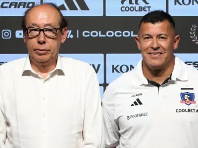 Alfredo Stöhwing vuelve a golpear la mesa por el futuro de Jorge Almirón en Colo-Colo