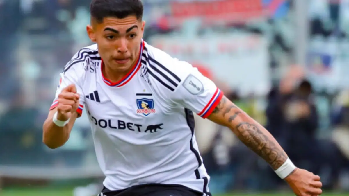 Jordhy Thompson jugando un partido con Colo-Colo.