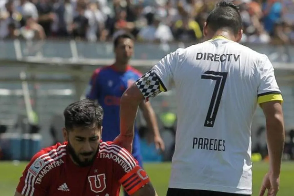 Esteban Paredes con una mano sobre el hombro de Johnny Herrera durante un Superclásico entre Colo-Colo y Universidad de Chile.