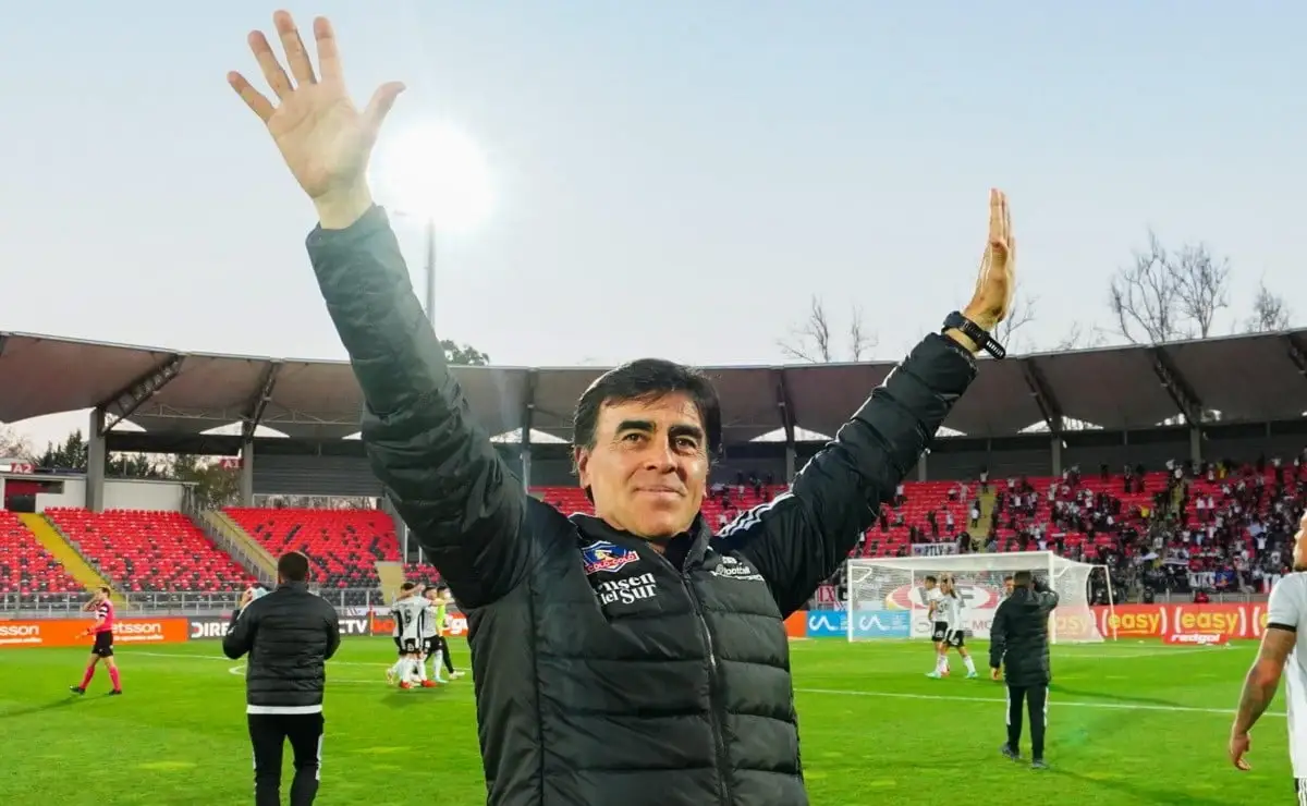 Gustavo Quinteros celebrando la obtención de la Copa Chile 2021.