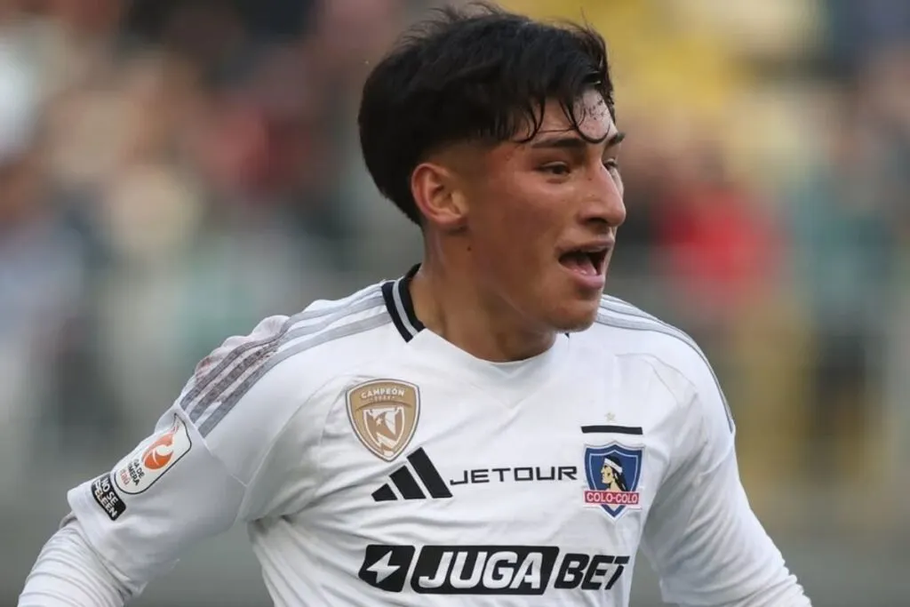 Francisco Marchant celebrando un gol con Colo-Colo.