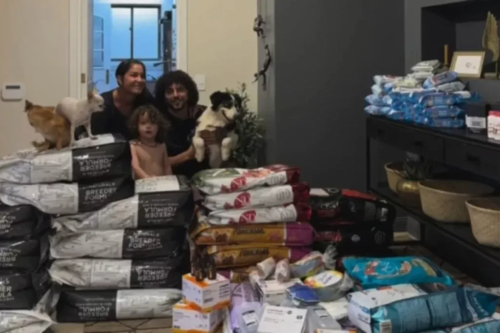Donación hecha por Maximiliano Falcón y Florencia Pouso, junto a Domingo y sus mascotas