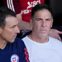 El complejo momento de Eduardo Berizzo: Escupitajos y un manotazo marcan tensa situación con hinchas de La Roja