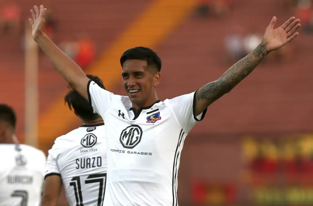 Andrés Vilches celebrando un gol con la camiseta de Colo-Colo