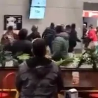 [VIDEO] El duro enfrentamiento que tuvieron los hinchas de Junior en el Aeropuerto de Santiago