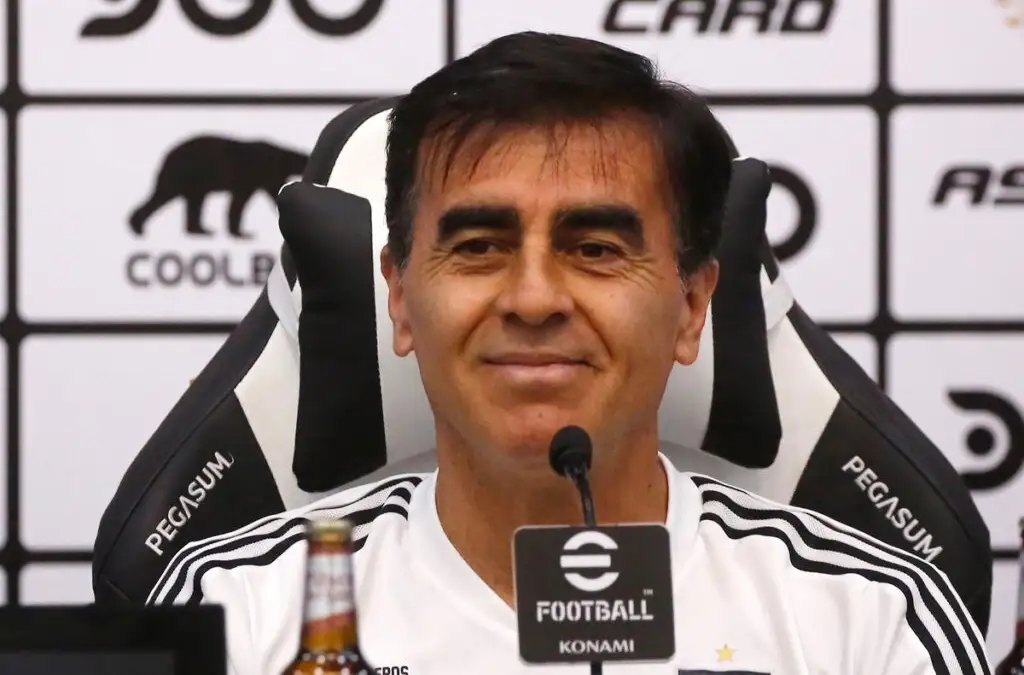 Gustavo Quinteros en una conferencia de prensa de Colo-Colo.
