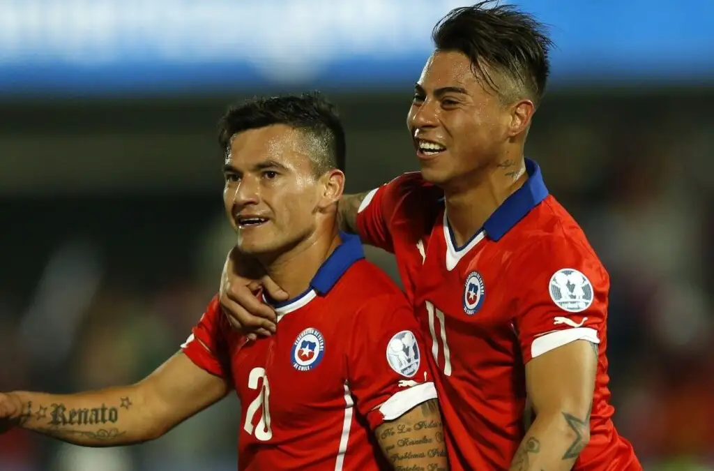 Arturo Vidal le propuso a la U reforzarse con Charles Aránguiz y Eduardo Vargas.