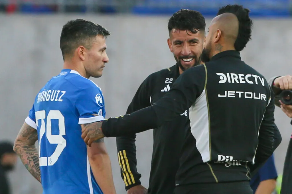 Futbol, Universidad de Chile vs Colo Colo.
Fecha 19, Campeonato Nacional 2024.
El jugador de Universidad de Chile Charles Aranguiz, izquierda, es fotografiado junto a Arturo Vidal y Mauricio Isla de Colo Colo durante el partido de primera division disputado en el estadio Nacional en Santiago, Chile.
10/08/2024
Jonnathan Oyarzun/Photosport

Football, Universidad de Chile vs Colo Colo.
19th turn, 2024 National Championship.
Universidad de Chile's player Charles Aranguiz, left, is pictured with Arturo Vidal and Mauricio Isla of Colo Colo during the first division match held at the Nacional stadium in Santiago, Chile.
10/08/2024
Jonnathan Oyarzun/Photosport