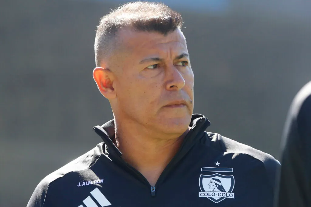 Primer plano de Jorge Almirón con indumentaria de Colo-Colo.