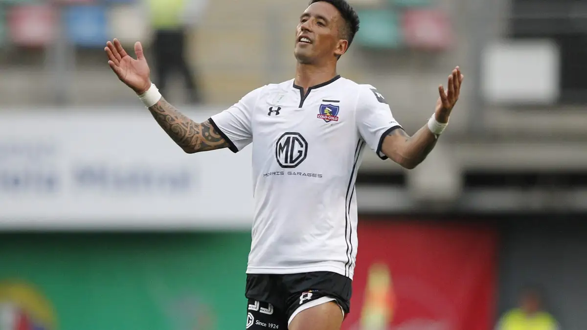 Futbol, Audax Italiano vs Colo Colo Fecha 27, campeonato Nacional 2018 El jugador de Colo Colo Lucas Barrios centro, se lamenta tras el gol de Audax Italiano durante el partido de primera division disputado en el estadio Bicentenario La Florida de Santigo de Chile. 28/10/2018 Felipe Zanca/Photosport Football, Audax Italiano vs Colo Colo 27th date, National Championship 2018 Colo Colo’s player Lucas Barrios, center, reacts after the goal of Audax Italiano during the first division football match held at the Bicentenario La Florida stadium in Santiago, Chile. 28/10/2018 Felipe Zanca/Photosport