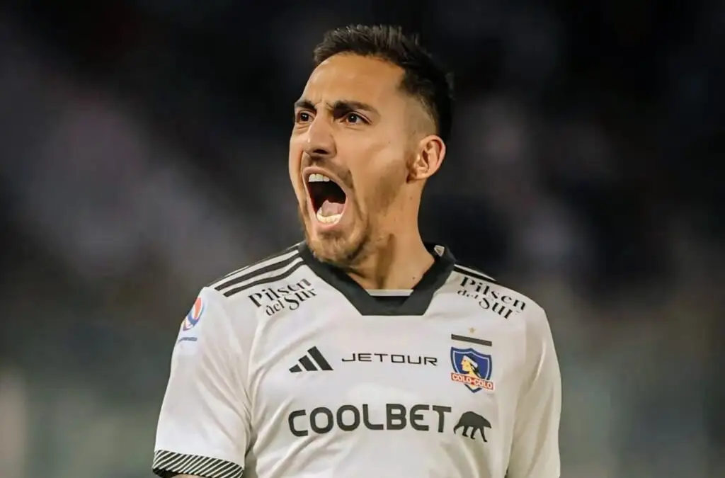 Arturo Vidal le mete presión a Javier Correa.