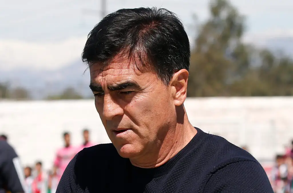 Gustavo Quinteros podría estar viviendo sus últimos meses en Colo-Colo.
