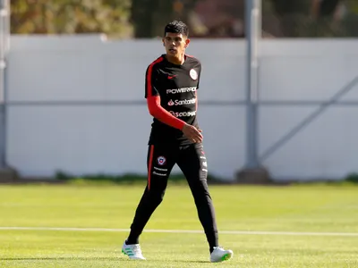 [Vídeo] Esteban Pavez pide camiseta en La Roja con golazo en entrenamiento