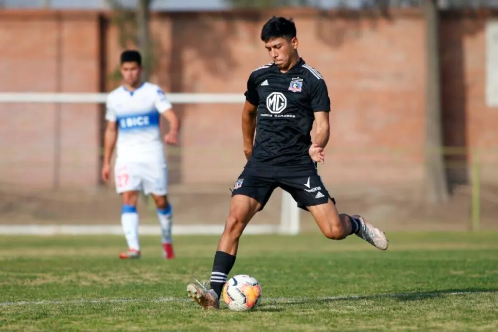 Diego Ulloa jugando un partido con Colo-Colo Proyección frente a la Universidad Católica en el Estadio Monumental