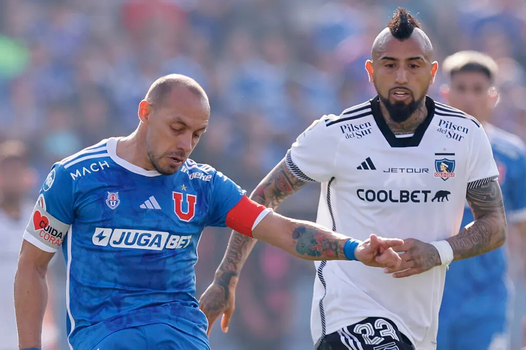 Marcelo Díaz y Arturo Vidal disputando un balón durante el Superclásico entre Universidad de Chile y Colo-Colo disputado en el Estadio Nacional.