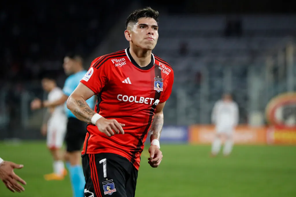 Carlos Palacios con la camiseta de Colo-Colo.