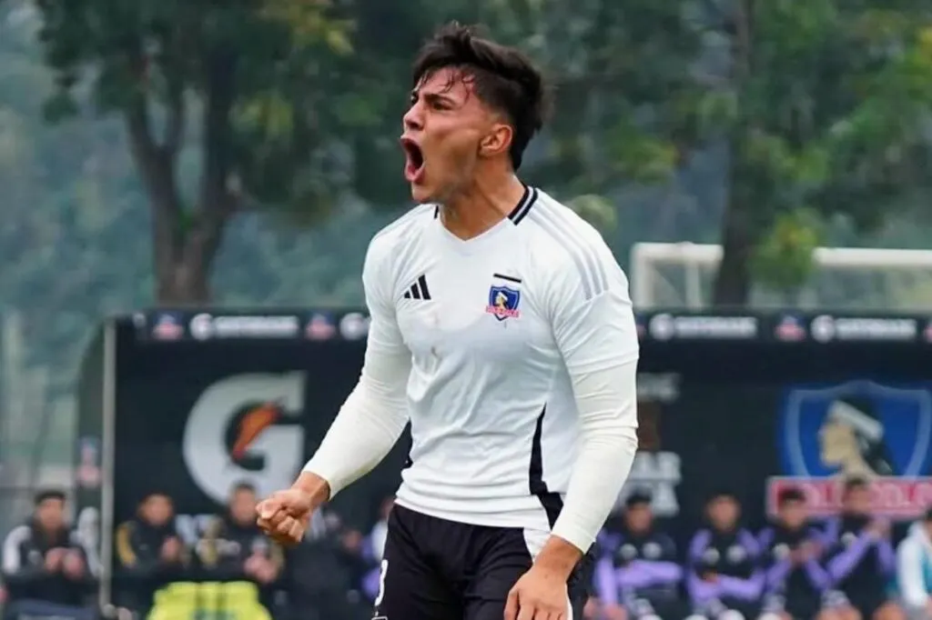 Bruno Torres celebrando uno de sus dos goles contra Deportes Recoleta con Colo-Colo Sub-18.