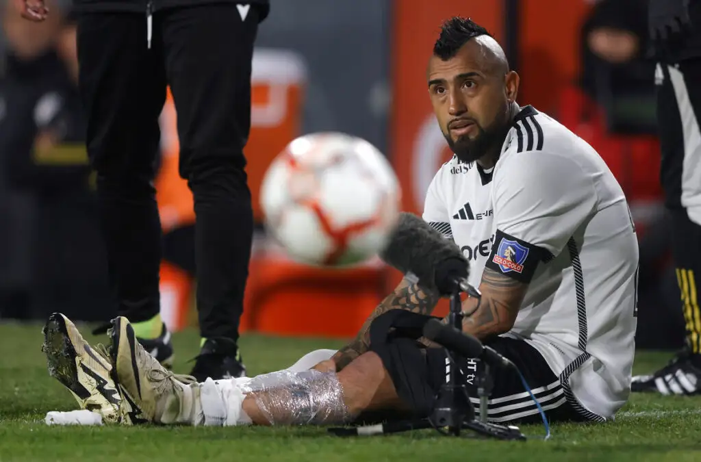 Arturo VIdal salió lesionado en el duelo entre Colo-Colo y Unión Española.