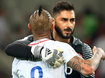No se guardó nada: Johnny Herrera increpó en TV a Arturo Vidal por antigua declaración y destapa oferta por un compañero de La Roja